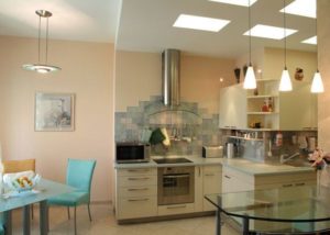 Кухонное пространство легко разграничить с помощью освещения